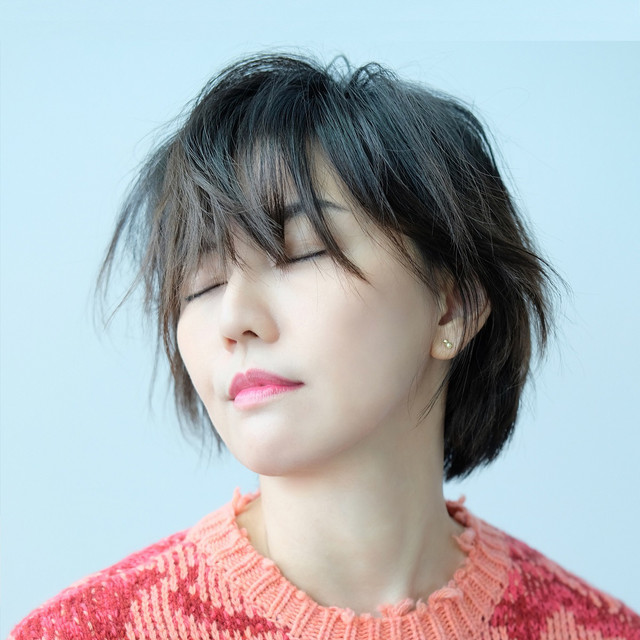 Portrait photo of the artist Stefanie Sun